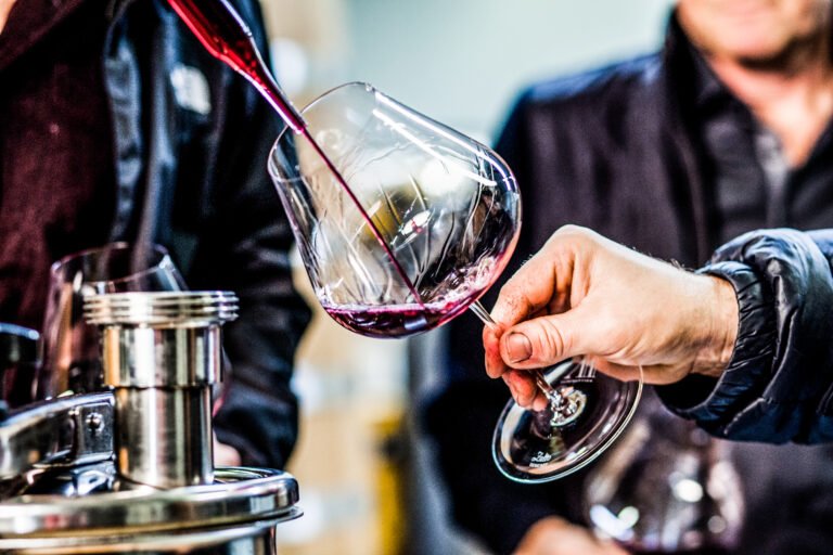 Weingut Wellanschitz - Roterwein wird ins Glas gegossen